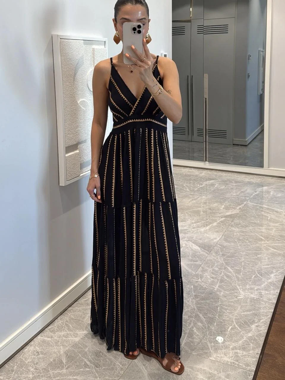 A Printed V-Neck Pleated Large Hem Dress