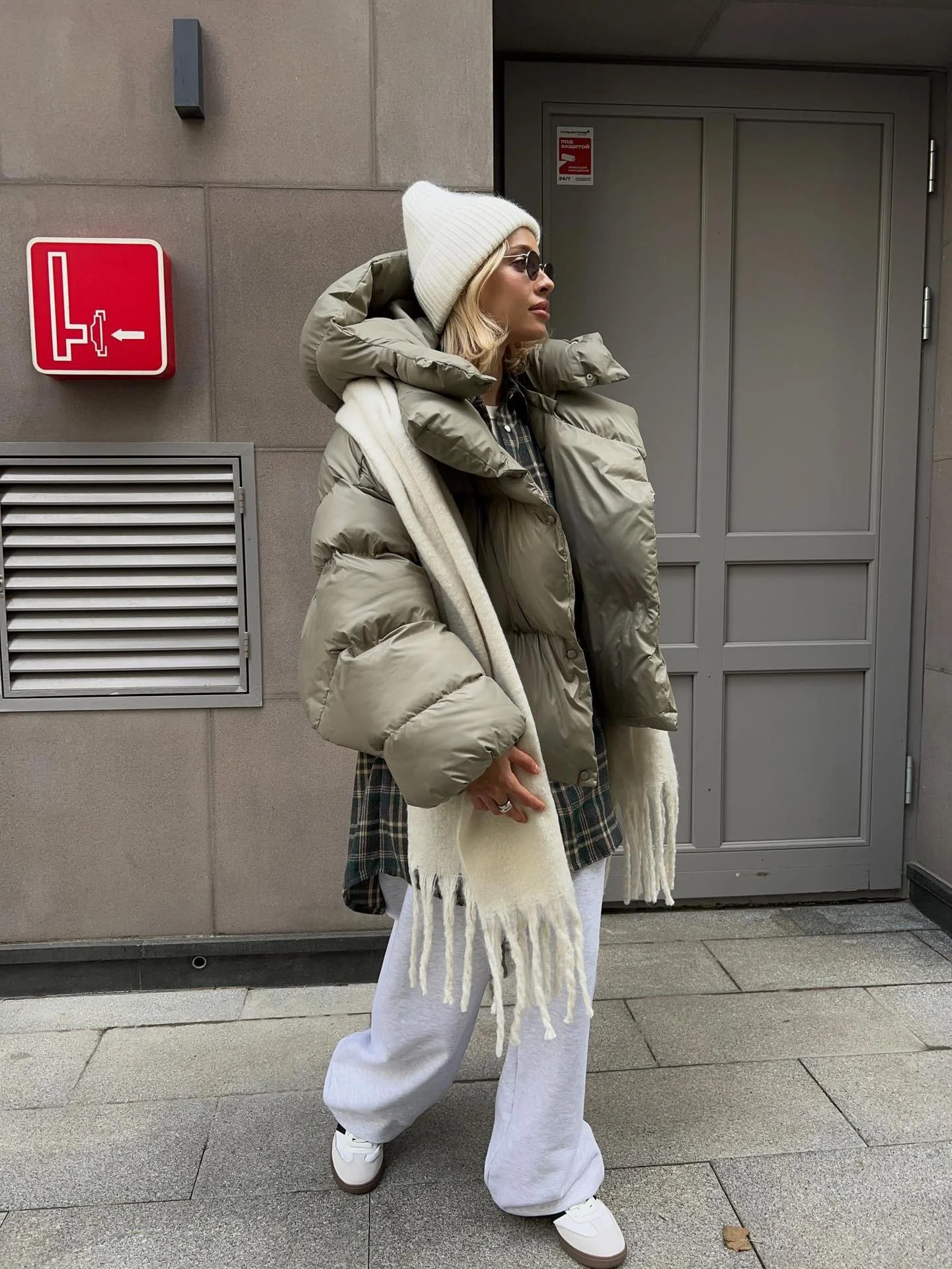 Oversized Short Puffer Jacket - Image 4