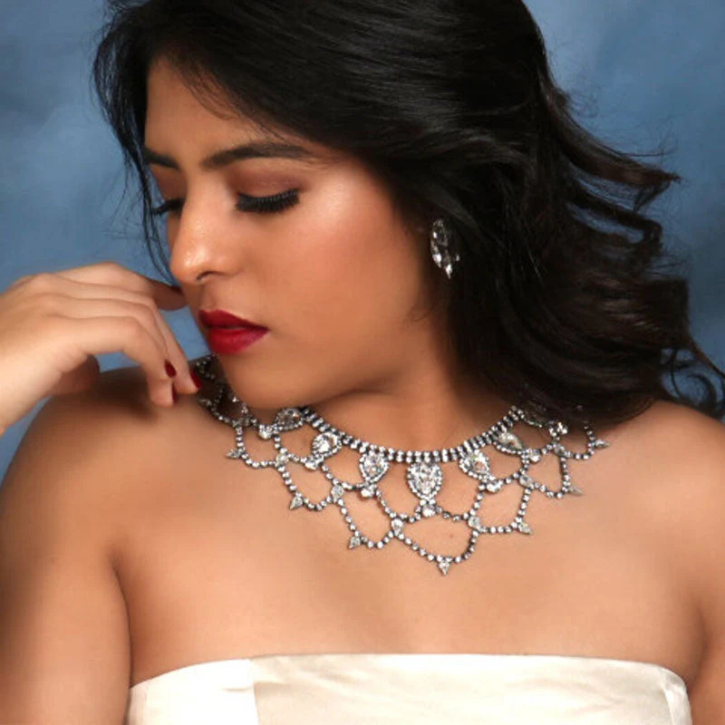 Regal Pear Cut Rhinestone Embellished Pointed Bib NeckLace - Silver - Image 3
