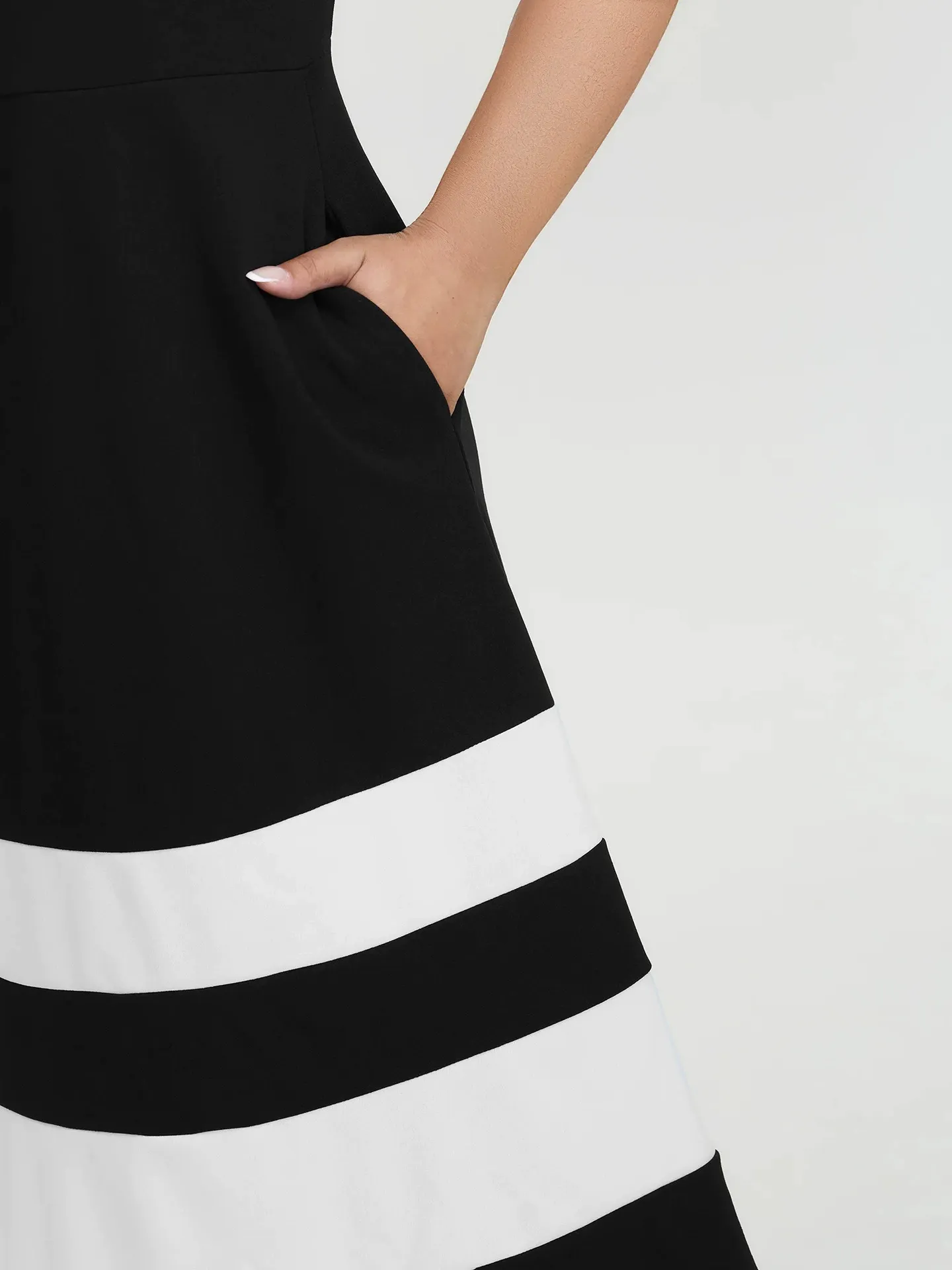 Round-Neck Mid-Sleeved Dress - Image 4