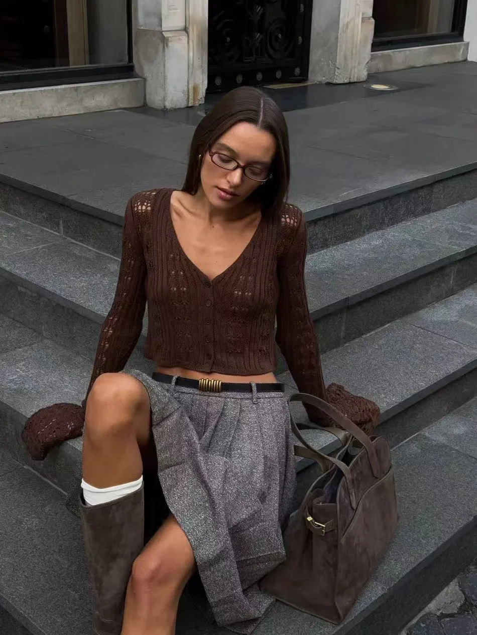 V-neck solid color short knit top - Image 3
