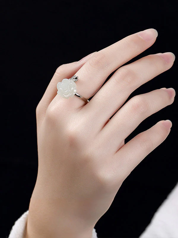 You Stun Me White Flower Rings - Image 5